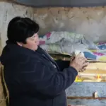 Жінка демонструє інкубатори та перепілок на своїй птахофермі, запущеній за грантові кошти