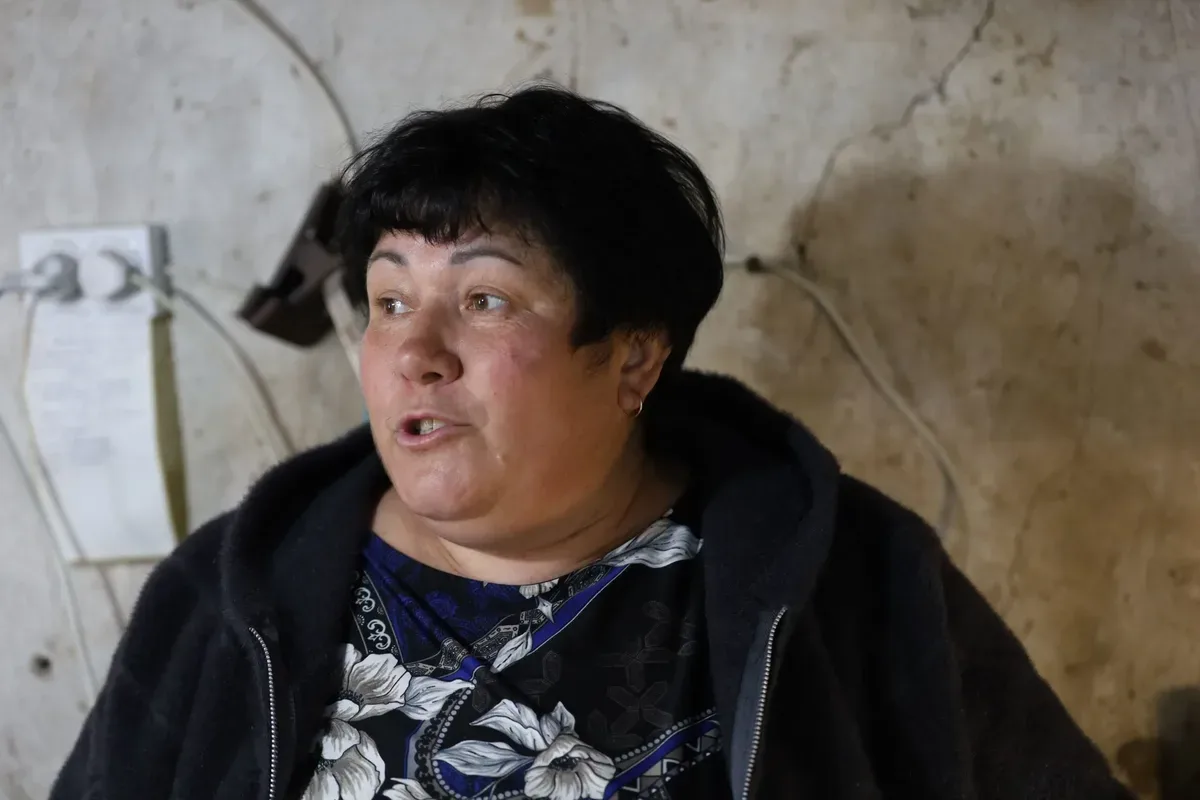 Жінка демонструє інкубатори та перепілок на своїй птахофермі, запущеній за грантові кошти 5