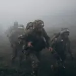 Український військовий з нашивкою ЗСУ, символізуючи зміни у системі виплат та підвищення грошового забезпечення