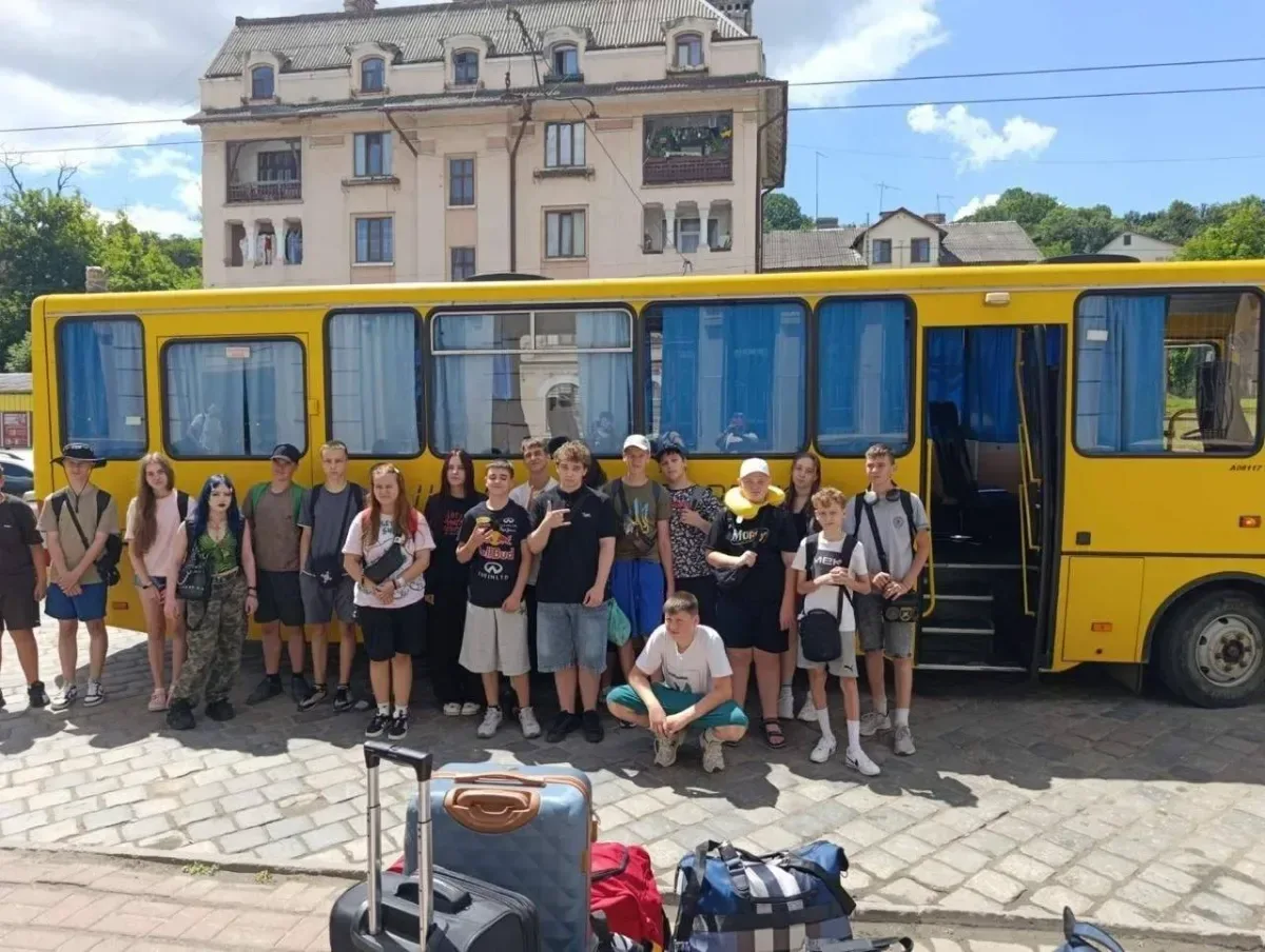 Група дітей з Херсона разом із супроводжуючими вирушає на відпочинок до Національного природного парку «Черемоський». 3
