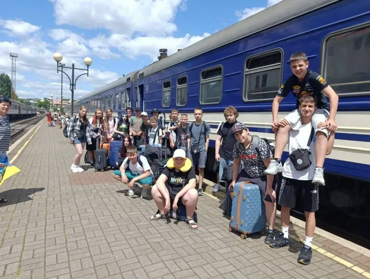 Група дітей з Херсона разом із супроводжуючими вирушає на відпочинок до Національного природного парку «Черемоський». 4