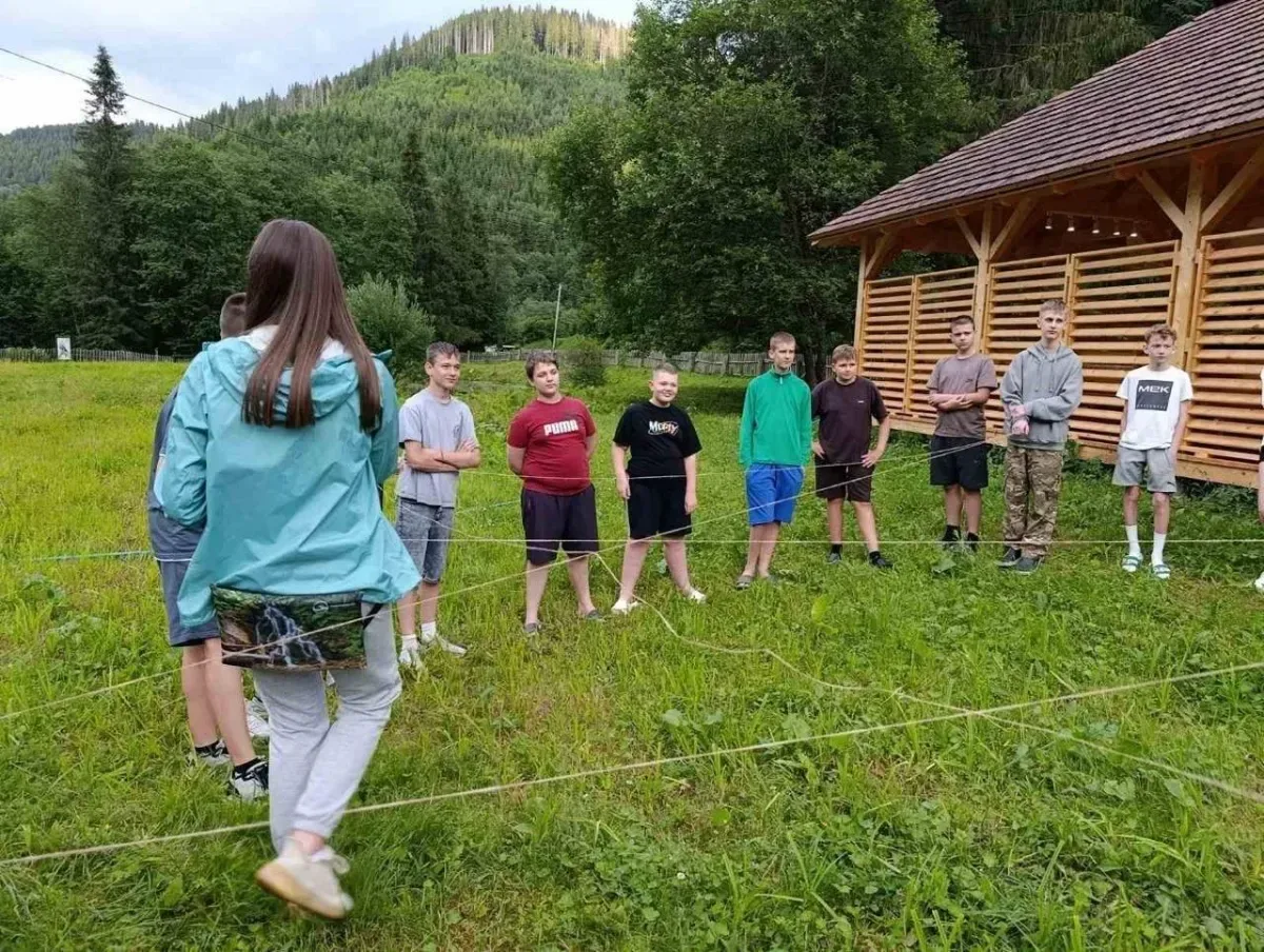 Група дітей з Херсона разом із супроводжуючими вирушає на відпочинок до Національного природного парку «Черемоський». 5