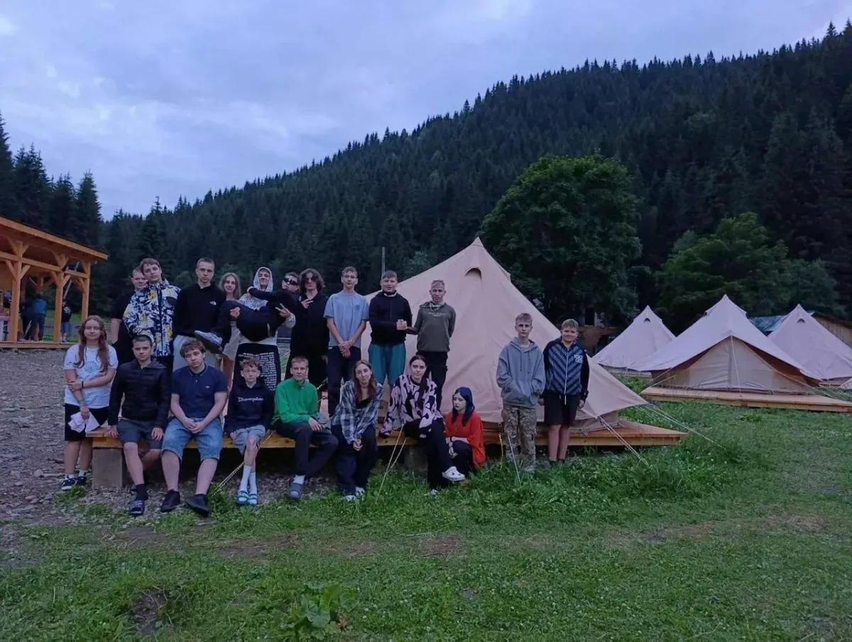 Група дітей з Херсона разом із супроводжуючими вирушає на відпочинок до Національного природного парку «Черемоський». 6