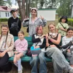 Група дітей з Херсонщини відпочиває на озері Світязь, беручи участь у заходах та іграх