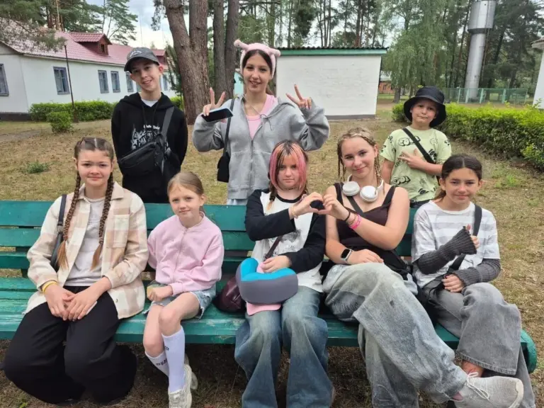 Група дітей з Херсонщини відпочиває на озері Світязь, беручи участь у заходах та іграх