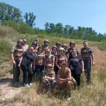 Група людей у військовій формі отримує сертифікати після проходження курсу національного спротиву