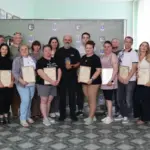 Група представників громад Херсонщини під час проходження військової підготовки на полігоні в Миколаївській області.