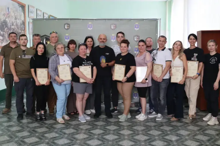 Група представників громад Херсонщини під час проходження військової підготовки на полігоні в Миколаївській області.
