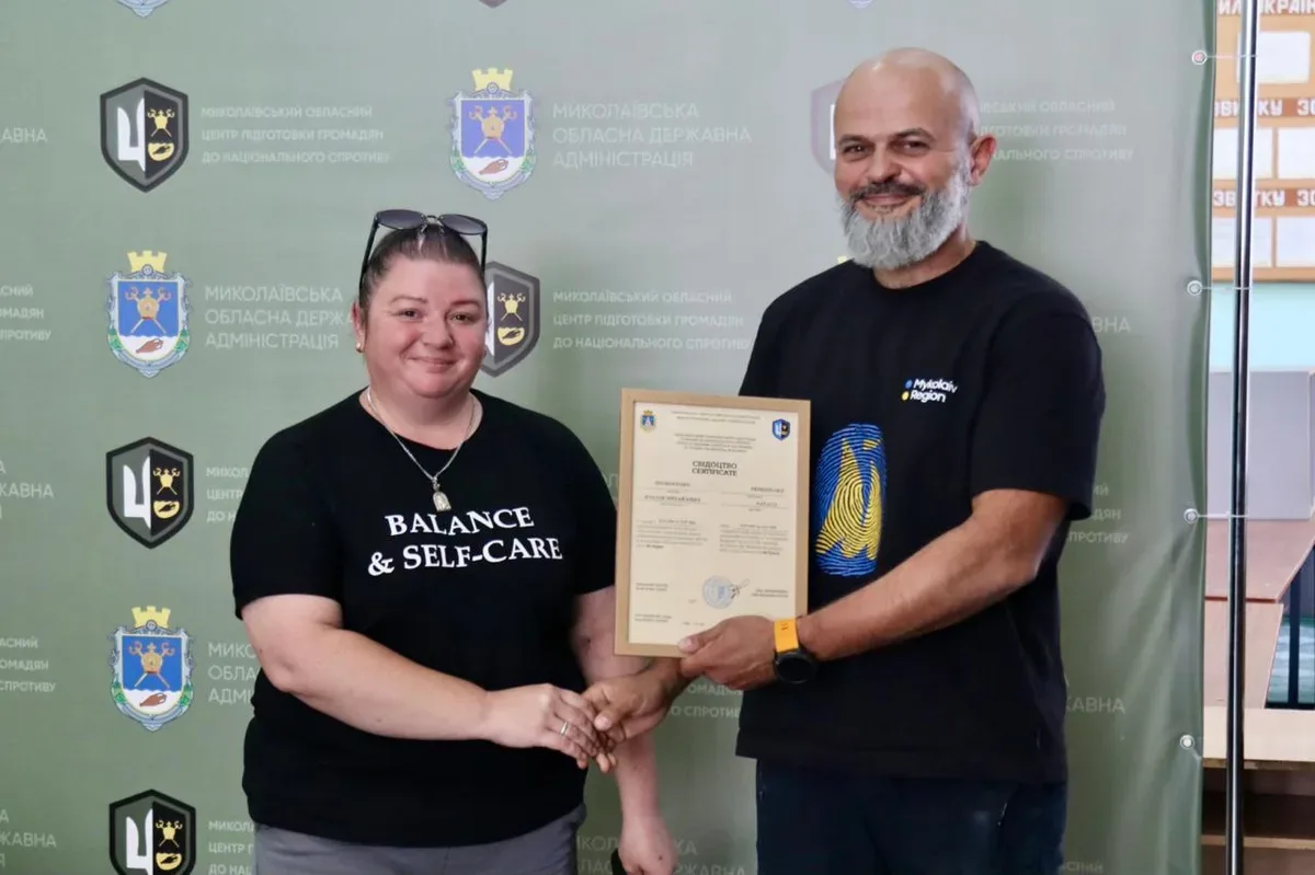 Група представників громад Херсонщини під час проходження військової підготовки на полігоні в Миколаївській області. 1