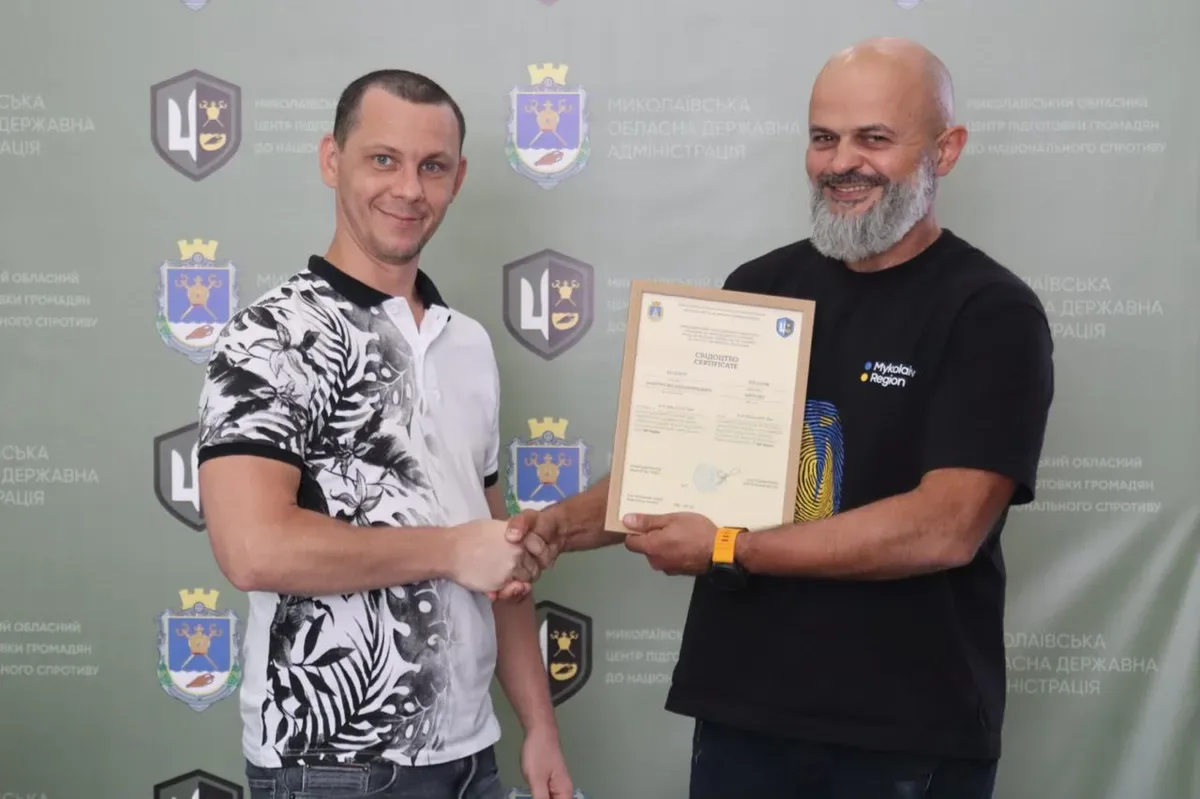 Група представників громад Херсонщини під час проходження військової підготовки на полігоні в Миколаївській області. 2