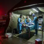 Лікарі та фельдшери працюють під час російських обстрілів у Херсоні