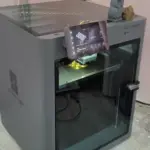 Діти та дорослі на майстер-класі з 3D-друку в Maker Space у Херсоні, створюють моделі