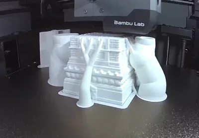 Діти та дорослі на майстер-класі з 3D-друку в Maker Space у Херсоні, створюють моделі 1