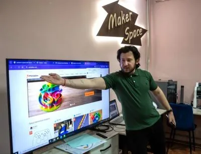 Діти та дорослі на майстер-класі з 3D-друку в Maker Space у Херсоні, створюють моделі 3