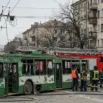 Поліцейські та рятувальники біля пошкодженої маршрутки в Херсоні після обстрілу