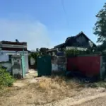 Постраждалий від російського дрона 60-річний чоловік отримує медичну допомогу в лікарні Херсона