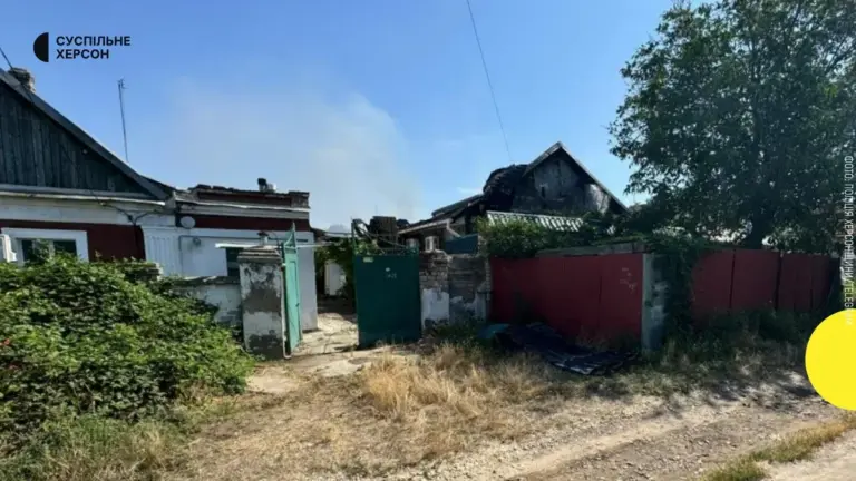 Постраждалий від російського дрона 60-річний чоловік отримує медичну допомогу в лікарні Херсона