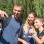 Діти з Херсона збираються на відпочинок до Німеччини, отримуючи гігієнічні набори та питну воду перед поїздкою.