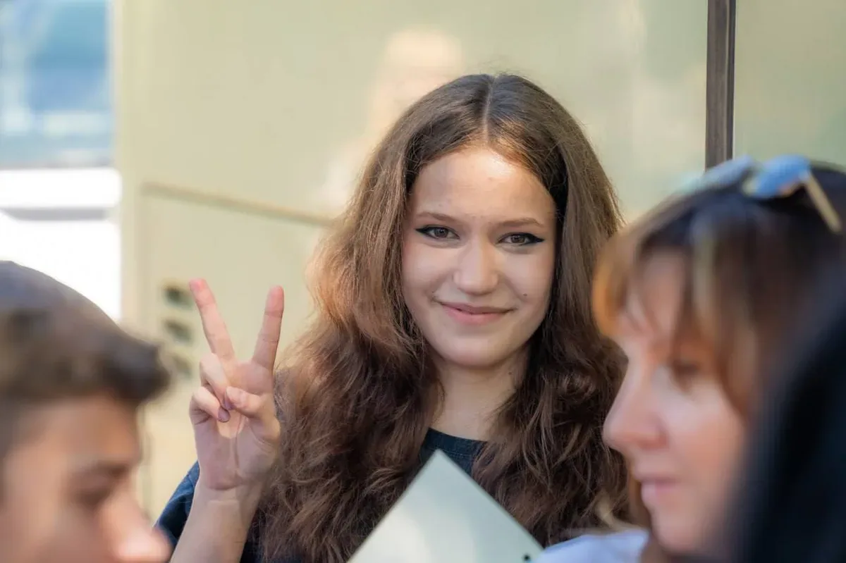 Діти з Херсона збираються на відпочинок до Німеччини, отримуючи гігієнічні набори та питну воду перед поїздкою. 1