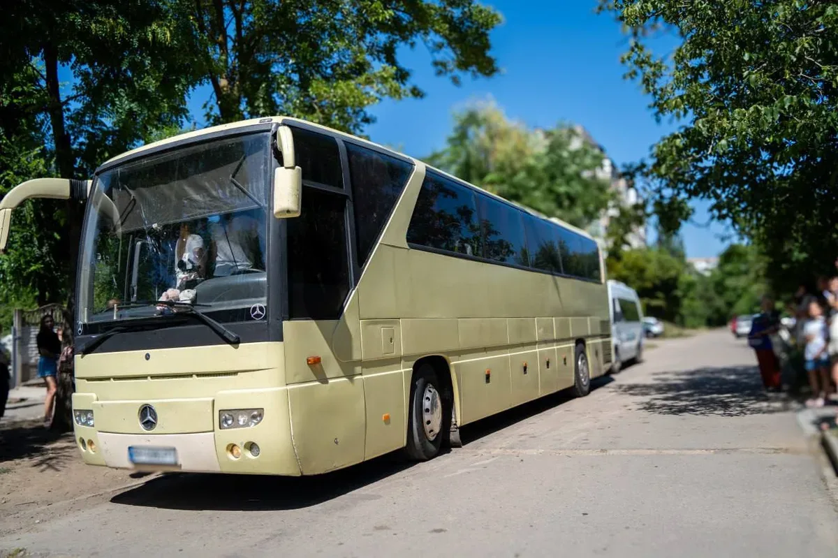 Діти з Херсона збираються на відпочинок до Німеччини, отримуючи гігієнічні набори та питну воду перед поїздкою. 4