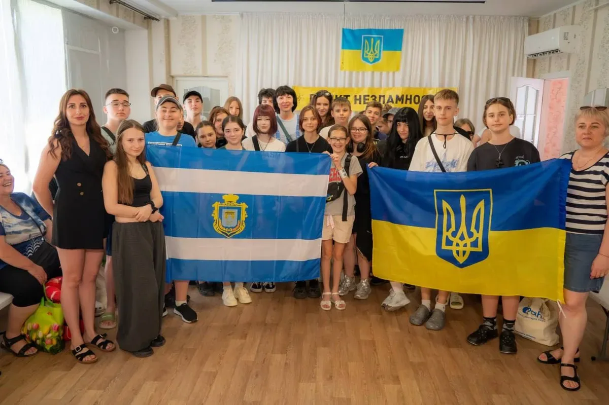 Діти з Херсона збираються на відпочинок до Німеччини, отримуючи гігієнічні набори та питну воду перед поїздкою. 7