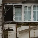 Рятувальники надають допомогу постраждалій літній жінці після обстрілу житлового будинку в Херсоні