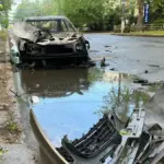 Пошкоджений автомобіль та місце обстрілу в Херсоні після атаки російського дрона, що призвела до поранення людини