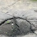 Літня жінка поранена після обстрілу Корабельного району Херсона, медики надають допомогу