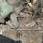 Рятувальники надають допомогу постраждалій літній жінці після атаки російського дрона в Дар'ївці на Херсонщині