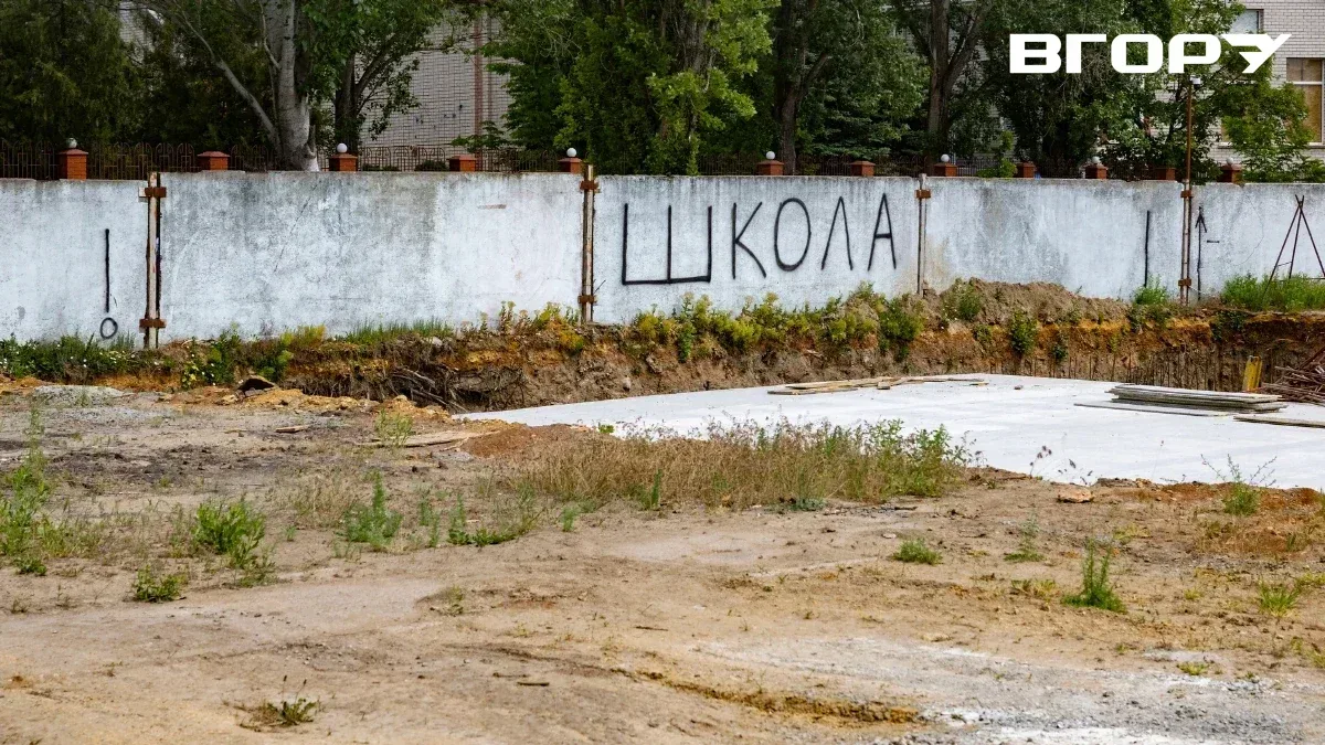 Зображення символічно відображає боротьбу з корупцією: жінка тримає плакат "Ні хабарництву" на фоні будівлі суду. 1