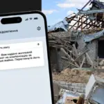 Зруйнований будинок у Херсоні після обстрілів, жінка тримає в руках документи 3