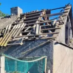 Наслідки атаки російського дрона на житловий будинок в Олександрівці Херсонської області