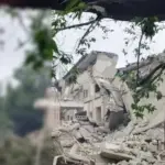 Наслідки російського авіаудару по мікрорайону Корабел у Херсоні, зруйновані будівлі та рятувальники на місці події