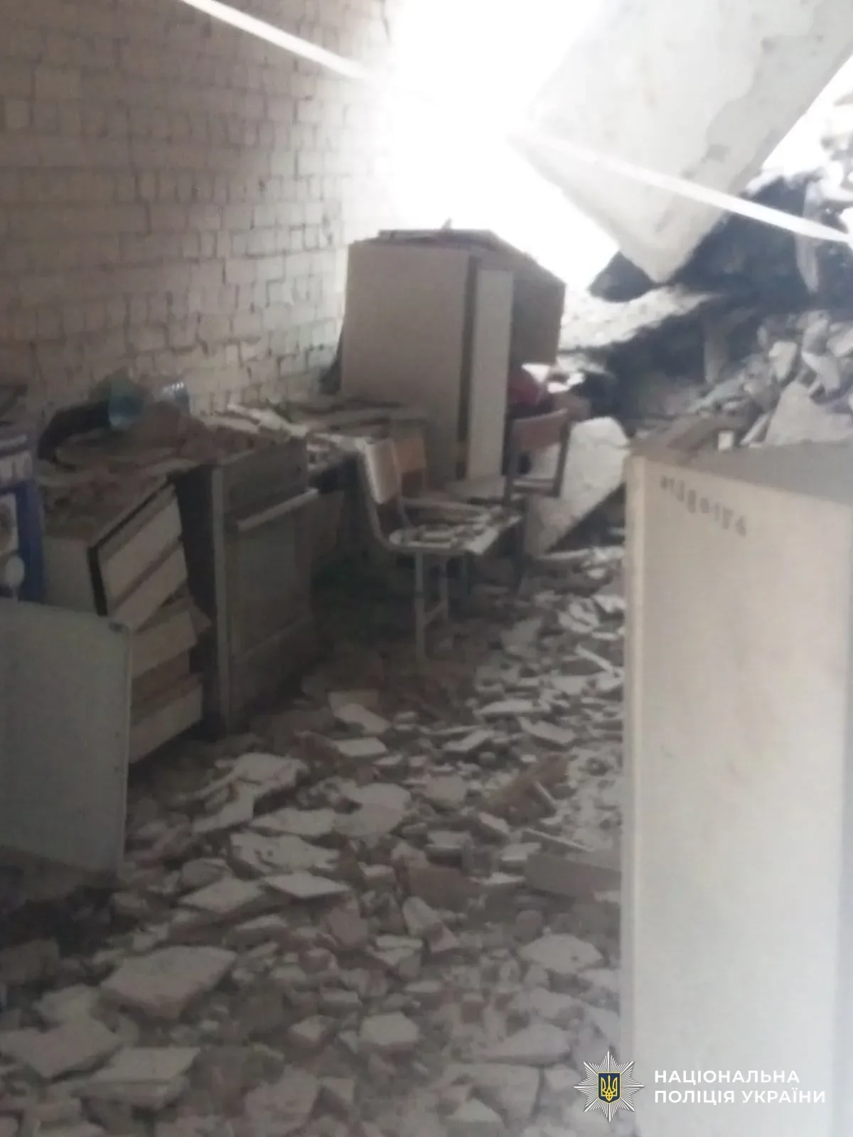 Наслідки російського авіаудару по мікрорайону Корабел у Херсоні, зруйновані будівлі та рятувальники на місці події 3