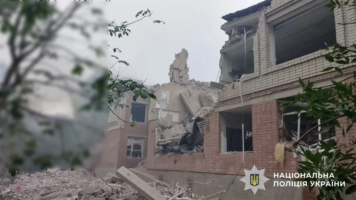Наслідки російського авіаудару по мікрорайону Корабел у Херсоні, зруйновані будівлі та рятувальники на місці події 4