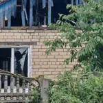 Пошкоджені будинки та автомобілі в Зеленівці Херсонської громади після авіаудару російських військ. 2