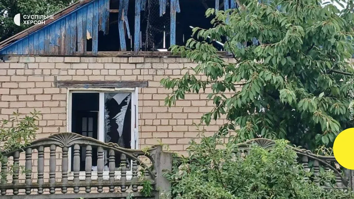 Пошкоджені будинки та автомобілі в Зеленівці Херсонської громади після авіаудару російських військ. 2