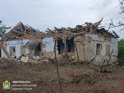 Пошкоджені будинки та автомобілі в Зеленівці Херсонської громади після авіаудару російських військ. 1