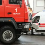 Пошкоджена російським обстрілом карета швидкої допомоги на вулиці Херсона