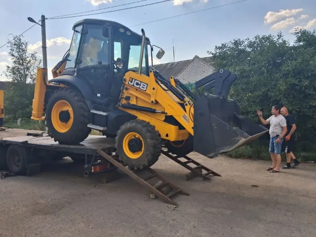 Бериславська громада отримала екскаватор-навантажувач для відновлення
