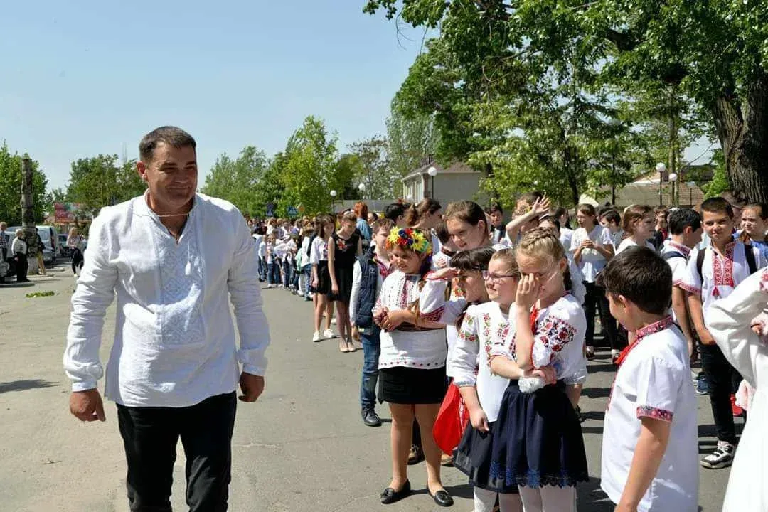 Літня жінка на тлі пошкоджених будівель у Голій Пристані 6