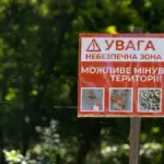 Поліція працює на місці виявлення вибухонебезпечних предметів біля площі Незламності в Херсоні.
