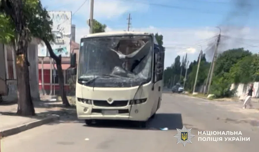 Поліцейські спецпідрозділу надають домедичну допомогу пораненому чоловіку після атаки дрона в Херсоні. 2