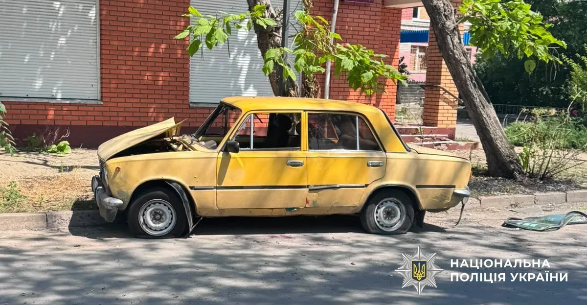 Поліцейські спецпідрозділу надають домедичну допомогу пораненому чоловіку після атаки дрона в Херсоні. 3