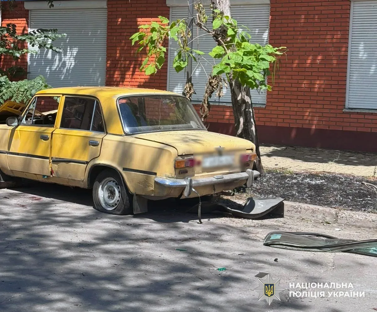 Поліцейські спецпідрозділу надають домедичну допомогу пораненому чоловіку після атаки дрона в Херсоні. 4