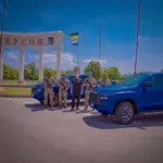Бійці Національної гвардії України отримують два пікапи для оборони Херсонщини