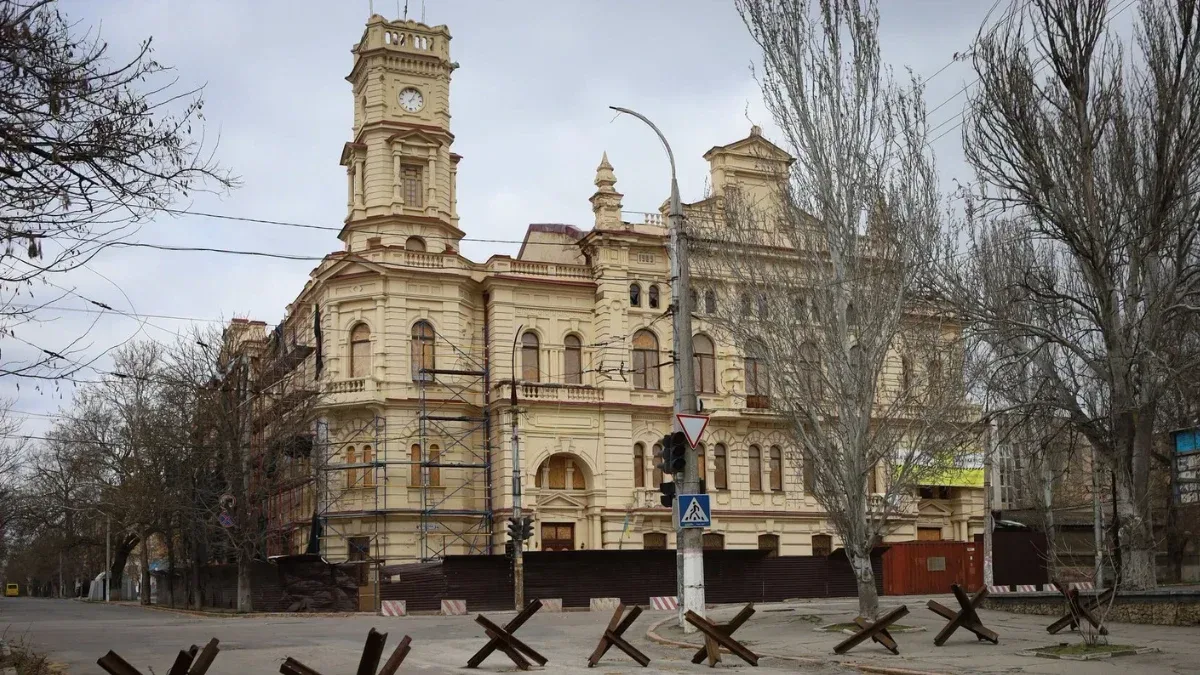 Будівля Херсонського обласного художнього музею, позначена знаком «Блакитний щит» на фоні пошкоджень 3