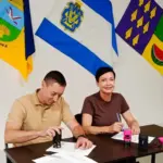 Голова Чаплинської СВА В'ячеслав Мирошниченко підписує меморандум про співпрацю з представницею благодійної організації