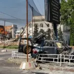 Російський безпілотник летить над містом, що знаходиться під обстрілами