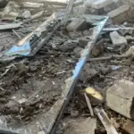 Наслідки російського авіаудару по центру Херсона 6 липня, пошкоджені будинки та екстрені служби.